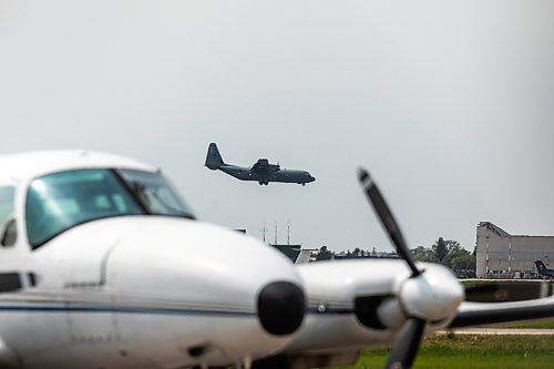 MIKAELA MACKENZIE / FREE PRESS
A Hercules airplane lands in Winnipeg on Thursday, May 29, 2025.
Winnipeg Free Press 2025