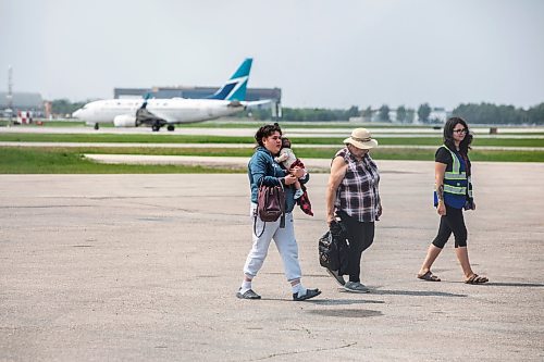 MIKAELA MACKENZIE / FREE PRESS
A charter unloads evacuees from Pukatawagan in Winnipeg on Thursday, May 29, 2025.
Winnipeg Free Press 2025