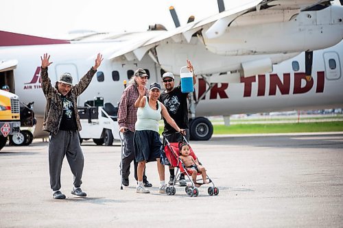 MIKAELA MACKENZIE / FREE PRESS
Evacuees from Pukatawagan get off of a plane in Winnipeg on Thursday, May 29, 2025.
Winnipeg Free Press 2025