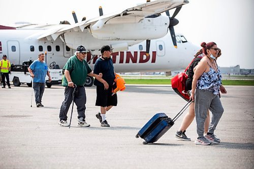 MIKAELA MACKENZIE / FREE PRESS
Evacuees from Pukatawagan get off of a plane in Winnipeg on Thursday, May 29, 2025.
Winnipeg Free Press 2025