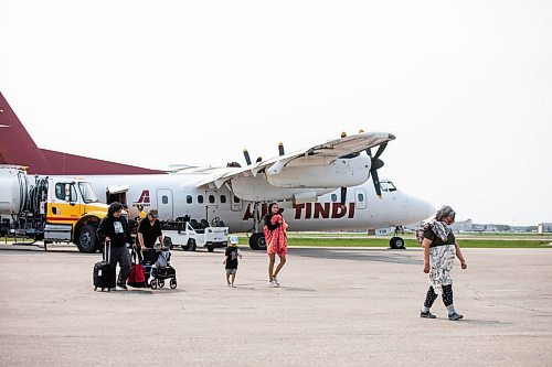 MIKAELA MACKENZIE / FREE PRESS
Evacuees from Pukatawagan get off of a plane in Winnipeg on Thursday, May 29, 2025.
Winnipeg Free Press 2025