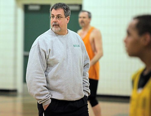 Brandon Sun Coach Don Thomson during a Neelin Spartans baskeball practice, Tuesday evening. FOR LARKIE STORY (Colin Corneau/Brandon Sun)