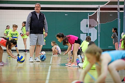 Brandon Sun 16042019
Don Thomson coaches kids in the grades 2-4 kids session of the Mini Spartans volleyball camp at École Secondaire Neelin High School on Tuesday. (Tim Smith/The Brandon Sun)