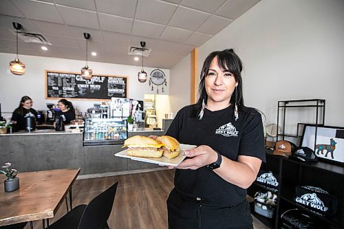 MIKAELA MACKENZIE / FREE PRESS
Owner Tanya Clarke with a bannock breakfast sandwich at Grey Wolf Cafe in Dugald on Wednesday, June 4, 2025.
For Dave story.
Winnipeg Free Press 2025