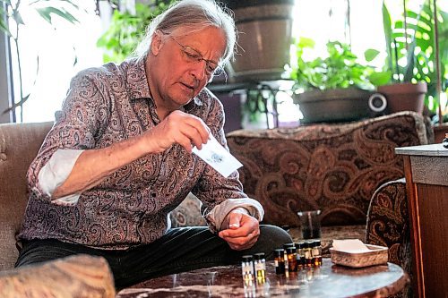 MIKAELA MACKENZIE / WINNIPEG FREE PRESS
Michael O’Malley of La Perfumerie creates a perfume inspired by the smells of Winnipeg on Thursday, June 5, 2025.
For AV story.
Winnipeg Free Press 2025