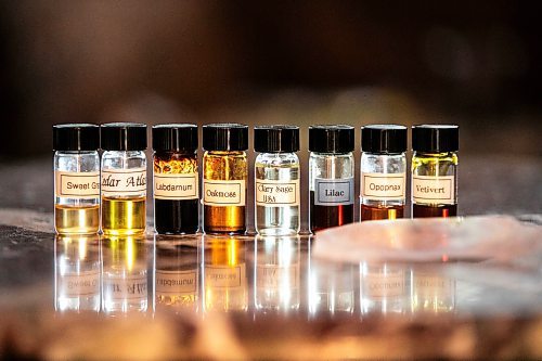 MIKAELA MACKENZIE / WINNIPEG FREE PRESS
Michael O’Malley of La Perfumerie creates a perfume inspired by the smells of Winnipeg on Thursday, June 5, 2025.
For AV story.
Winnipeg Free Press 2025