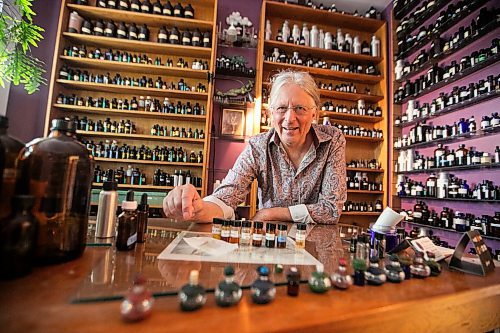 MIKAELA MACKENZIE / WINNIPEG FREE PRESS
Michael OՍalley of La Perfumerie with a perfume inspired by the smells of Winnipeg on Thursday, June 5, 2025.
For AV story.
Winnipeg Free Press 2025