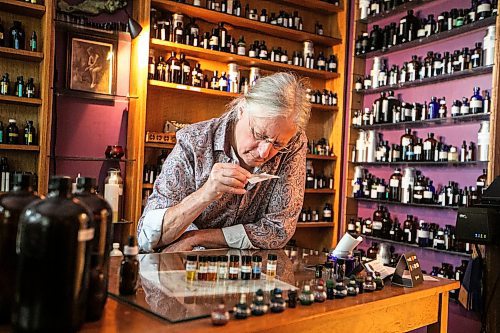 MIKAELA MACKENZIE / WINNIPEG FREE PRESS
Michael OՍalley of La Perfumerie with a perfume inspired by the smells of Winnipeg on Thursday, June 5, 2025.
For AV story.
Winnipeg Free Press 2025