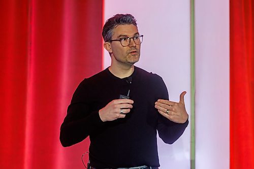 MIKE DEAL / FREE PRESS
James Simon, a coach, author and speaker, during his keynote presentation as part of the Canadian Manufacturers and Exporter Manitoba’s four-day Embracing Excellence Lean Conference at the RBC Convention Centre Tuesday morning.
Reporter: Aaron Epp
250610 - Tuesday, June 10, 2025.
