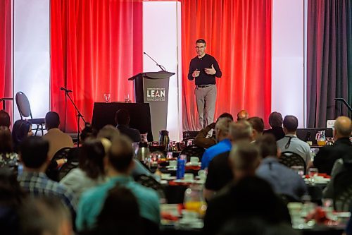 MIKE DEAL / FREE PRESS
James Simon, a coach, author and speaker, during his keynote presentation as part of the Canadian Manufacturers and Exporter Manitoba’s four-day Embracing Excellence Lean Conference at the RBC Convention Centre Tuesday morning.
Reporter: Aaron Epp 
250610 - Tuesday, June 10, 2025.