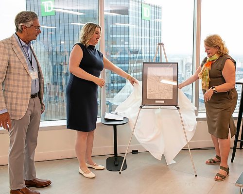 BROOK JONES/FREE PRESS
Former Manitoba Premier Gary Doer received the first ever CentrePort Canada Footprint Award during a CentrePort spring mixed at BDO Canada LLP at 201 Portage Ave. in Winnipeg, Man., June 11, 2025. Pictured: CentrePort Canada President &amp; CEO Carly Edmundson (middle) and CentrePort Canada founding member and past president Diane Gray (right), who is now president of Prairies Economic Development Canada, unveil the CentrePort Canada Footprint Award as former Mantioba Premier Doer (left) looks on.