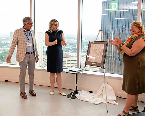 BROOK JONES/FREE PRESS
Former Manitoba Premier Gary Doer received the first ever CentrePort Canada Footprint Award during a CentrePort spring mixed at BDO Canada LLP at 201 Portage Ave. in Winnipeg, Man., June 11, 2025. Pictured: CentrePort Canada President & CEO Carly Edmundson (middle) and CentrePort Canada founding member and past president Diane Gray (right), who is now president of Prairies Economic Development Canada, unveil the CentrePort Canada Footprint Award as former Manitoba Premier Gary Doer (left) looks on.