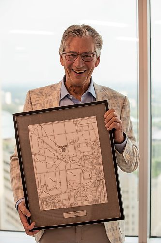 BROOK JONES/FREE PRESS
Former Manitoba Premier Gary Doer received the first ever CentrePort Canada Footprint Award during a CentrePort spring mixed at BDO Canada LLP at 201 Portage Ave. in Winnipeg, Man., June 11, 2025. Pictured: Former Manitoba Premier Gary Doer smiles while holding the CentrePort Canada Footprint Award.