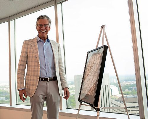 BROOK JONES/FREE PRESS
Former Manitoba Premier Gary Doer received the first ever CentrePort Canada Footprint Award during a CentrePort spring mixed at BDO Canada LLP at 201 Portage Ave. in Winnipeg, Man., June 11, 2025. Pictured: Former Manitoba Premier Gary Doer smiles while looking at the CentrePort Canada Footprint Award.