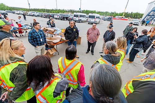 MIKE DEAL / FREE PRESS
Premier Wab Kinew meets with staff from the MMF outside the evacuation centre at the Thompson Regional Community Centre in Thompson, MB.
Premier Wab Kinew takes a tour of the wildfires in northern Manitoba, making stops in Flin Flon and Thompson.
250612 - Thursday, June 12, 2025.