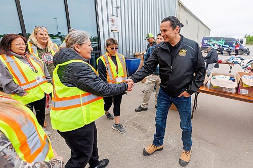 MIKE DEAL / FREE PRESS
Premier Wab Kinew meets with staff from the MMF outside the evacuation centre at the Thompson Regional Community Centre in Thompson, MB.
Premier Wab Kinew takes a tour of the wildfires in northern Manitoba, making stops in Flin Flon and Thompson.
250612 - Thursday, June 12, 2025.