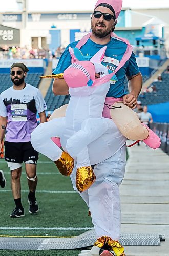 JOHN WOODS / FREE PRESS
Brett Zacharias crosses the finish of the Manitoba Marathon  Sunday, June 15, 2025. 

Reporter: zoe
