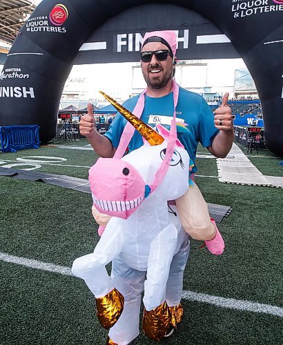 JOHN WOODS / FREE PRESS
Brett Zacharias crosses the finish of the Manitoba Marathon  Sunday, June 15, 2025. 

Reporter: zoe