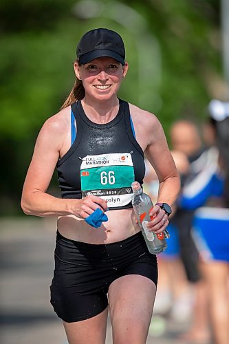 BROOK JONES./ FREE PRESS
Darolyn Walker from East St. Paul, Man., who won the women's half marathon in 2013, 2015 and 2018, hits the 28km mark along Wellington Crescent as she competes in the full marathon at the 47th Manitoba Marathon in Winnipeg, Man., Sunday, June 15, 2025.