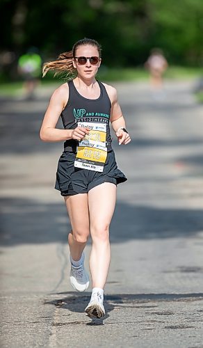BROOK JONES/FREE PRESS
Up and Running Physiotheraphy relay team member Emily Watson hits the 28km mark along Wellington Crescent as she runs the fourth leg in the marathon relay during the 47th Manitoba Marathon in Winnipeg, Man., Sunday, June 15, 2025.