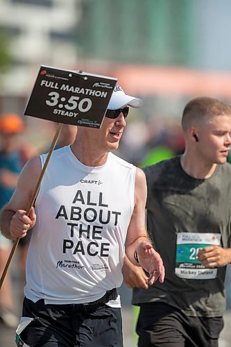 BROOK JONES/FREE PRESS
A Manitoba Marathon pace bunny hits the 32km mark along Pembina Highway as he leads full marathoners during the 47th Manitoba Marathon in Winnipeg, Man., Sunday, June 15, 2025.