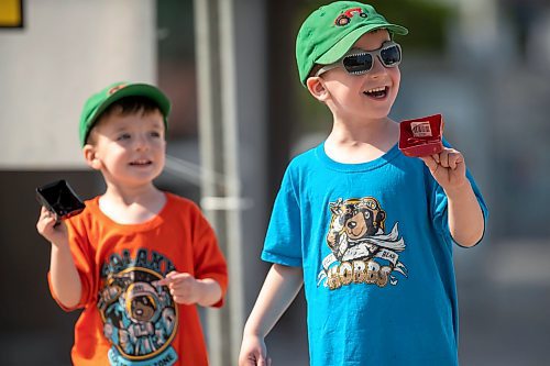 BROOK JONES/FREE PRESS
Benjamin Densmores (left), 4, and his two-year-old brother James Densmores ring cowbells while they cheer on their dad Anthony Densmores at the corner of Point Road and Pembina Highway during the 47th Manitoba Marathon in Winnipeg, Man., Sunday, June 15, 2025.