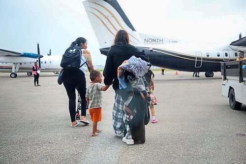 Ruth Bonneville  / Free Press 

Local Evacuees head home

Cross Lake evacuees make their way out on the tarmac to board a flight home at  Perimeter Airlines Monday.  

Several bus loads of evacuees arrived at the airport to  head home  Monday.  

June 16th,  2025

 