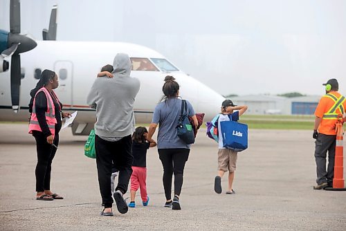Ruth Bonneville  / Free Press 

Local Evacuees head home

Cross Lake evacuees make their way out on the tarmac to board a flight home at  Perimeter Airlines Monday.  

Several bus loads of evacuees arrived at the airport to  head home  Monday.  

June 16th,  2025

 