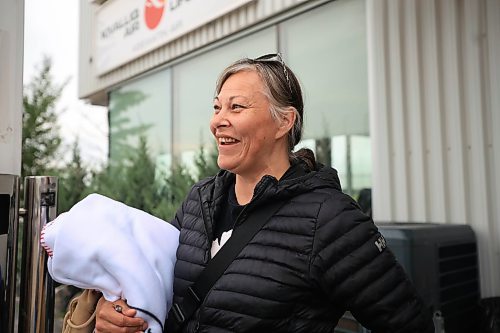 Ruth Bonneville  / Free Press 

Local Evacuees head home

Crystal Miller of Cross Lake is all smiles as she waits outside  Perimeter Airlines airpot before boarding her flight back home Monday. 

Cross Lake evacuees unload from a bus at Perimeter Airlines preparing to head home on several flights Monday.  

June 16th,  2025

 