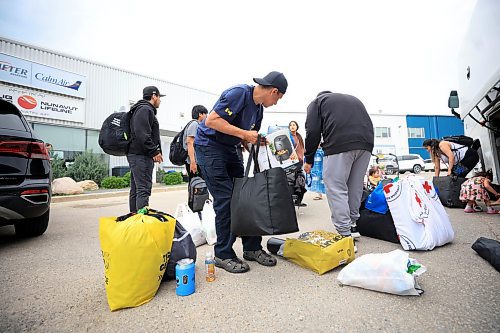 Ruth Bonneville  / Free Press 

Local Evacuees head home

Cross Lake evacuees unload from a bus at Perimeter Airlines preparing to head home on several flights Monday.  

June 16th,  2025

 