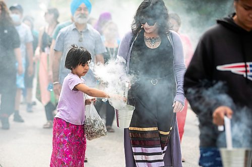 MIKAELA MACKENZIE / WINNIPEG FREE PRESS
Julianna Everette (Little Spirit Tree, six years old) helps refill smudging buckets with sage during the second annual Gilbert Park Smudge Walk on Tuesday, June 17, 2025.
Standup.
Winnipeg Free Press 2025