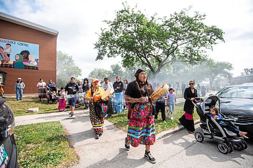 MIKAELA MACKENZIE / WINNIPEG FREE PRESS
	
The Binesi Ikwwag Singers lead the second annual Gilbert Park Smudge Walk on Tuesday, June 17, 2025. 

Standup.
Winnipeg Free Press 2025