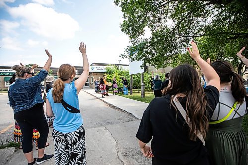 MIKAELA MACKENZIE / WINNIPEG FREE PRESS
The Binesi Ikwwag Singers lead a song outside of the NorWest Co-op during the second annual Gilbert Park Smudge Walk on Tuesday, June 17, 2025.
Standup.
Winnipeg Free Press 2025