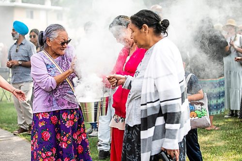 MIKAELA MACKENZIE / WINNIPEG FREE PRESS
Elder Martha Peet (left) laughs with Nedra and Ellen Acoby at the second annual Gilbert Park Smudge Walk on Tuesday, June 17, 2025.
Standup.
Winnipeg Free Press 2025