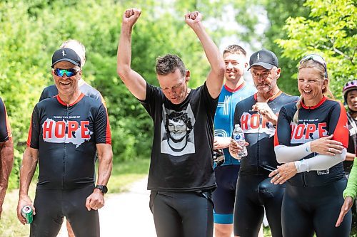 MIKAELA MACKENZIE / WINNIPEG FREE PRESS
Darrell Fox, Terryճ younger brother (centre, black shirt), and National Ride of Hope Cyclists at an event celebrating their arrival in Winnipeg at Assiniboine Park on Thursday, June 19, 2025. The 7,000 kilometre bike ride from Vancouver to St. Johnճ is commemorating the 45th anniversary of Terryճ Marathon of Hope and raising funds for the Terry Fox Foundation supporting cancer research.
Standup.
Winnipeg Free Press 2025