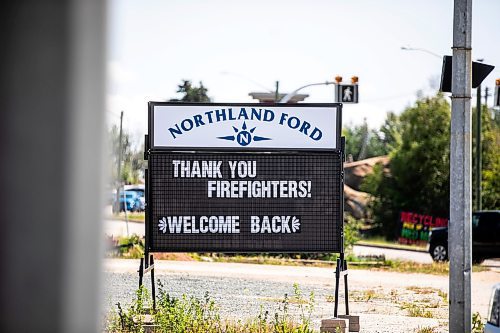 MIKAELA MACKENZIE / FREE PRESS
A sign thanks firefighters and welcomes residents back at a dealership in Flin Flon on Wednesday, June 25, 2025.
For Nicole Buffie story.
Winnipeg Free Press 2025