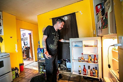 MIKAELA MACKENZIE / FREE PRESS
Brett Holland opens the fridge after returning home to Flin Flon on Wednesday, June 25, 2025.
For Nicole Buffie story.
Winnipeg Free Press 2025