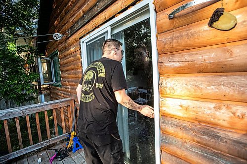 MIKAELA MACKENZIE / FREE PRESS
Brett Holland looks in the door for the first time as he returns to his home in Flin Flon on Wednesday, June 25, 2025.
For Nicole Buffie story.
Winnipeg Free Press 2025