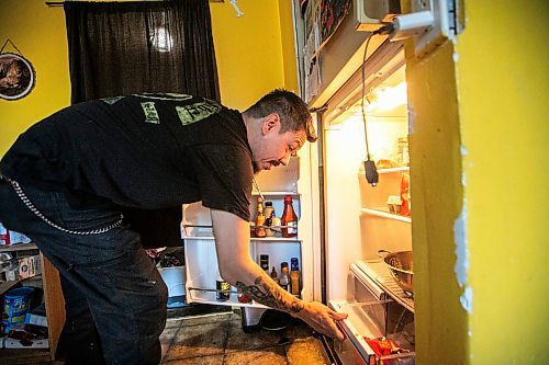 MIKAELA MACKENZIE / FREE PRESS
Brett Holland opens the fridge after returning home to Flin Flon on Wednesday, June 25, 2025.
For Nicole Buffie story.
Winnipeg Free Press 2025