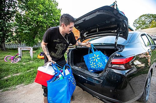 MIKAELA MACKENZIE / FREE PRESS
	
Brett Holland unloads the car after returning home to Flin Flon on Wednesday, June 25, 2025.

For Nicole Buffie story.
Winnipeg Free Press 2025