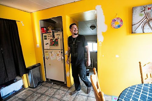 MIKAELA MACKENZIE / FREE PRESS
Brett Holland checks out the house after returning to his home in Flin Flon on Wednesday, June 25, 2025.
For Nicole Buffie story.
Winnipeg Free Press 2025