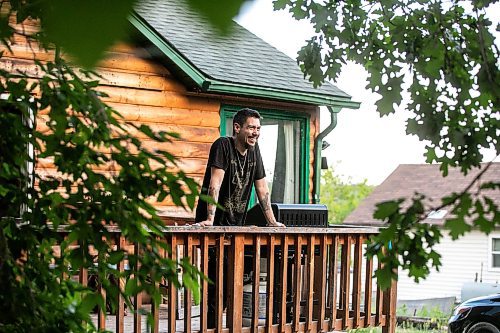 MIKAELA MACKENZIE / FREE PRESS
Brett Holland savours the front porch after returning to his home in Flin Flon on Wednesday, June 25, 2025.
For Nicole Buffie story.
Winnipeg Free Press 2025