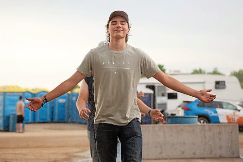 27062025
Tommy Moroz of Ethelbert, Manitoba cools down under a spray of mist at Dauphin&#x2019;s Countryfest 2025 south of Dauphin, Manitoba on a hot Friday evening. 
(Tim Smith/The Brandon Sun)