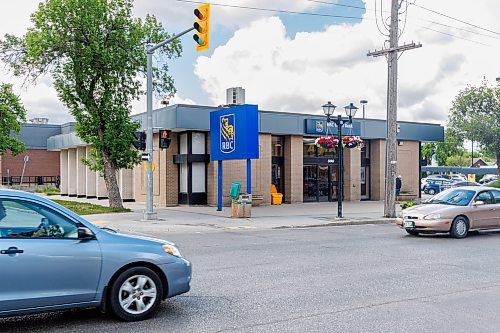 MIKE DEAL / FREE PRESS
Spence neighbourhood residents and political reps are fighting to prevent RBC from closing its Sargent Avenue branch. The group fears a financial desert and has held meetings, met with the branch manager and circulated a petition.
Reporter: Gabrielle Piche
250630 - Monday, June 30, 2025.