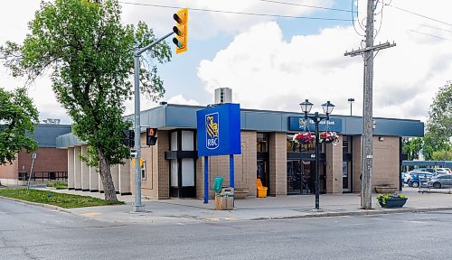 MIKE DEAL / FREE PRESS
Spence neighbourhood residents and political reps are fighting to prevent RBC from closing its Sargent Avenue branch. The group fears a financial desert and has held meetings, met with the branch manager and circulated a petition.
Reporter: Gabrielle Piche
250630 - Monday, June 30, 2025.