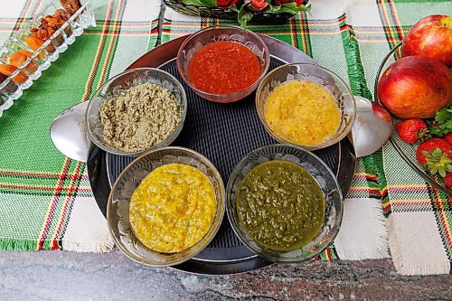MIKE DEAL / FREE PRESS
Chutneys for Summer Foods
Clockwise from top: Tomato-Strawberry Chutney, Pineapple Chutney, Mint-Cilantro Chutney, Mango Chutney, and Coconut Chutney.
Reporter: Romona
250630 - Monday, June 30, 2025.