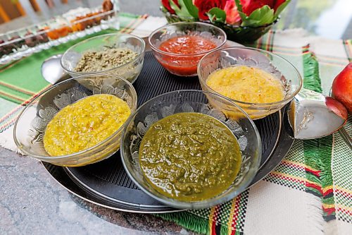MIKE DEAL / FREE PRESS
Chutneys for Summer Foods
Clockwise from top: Tomato-Strawberry Chutney, Pineapple Chutney, Mint-Cilantro Chutney (foreground), Mango Chutney, and Coconut Chutney.
Reporter: Romona
250630 - Monday, June 30, 2025.