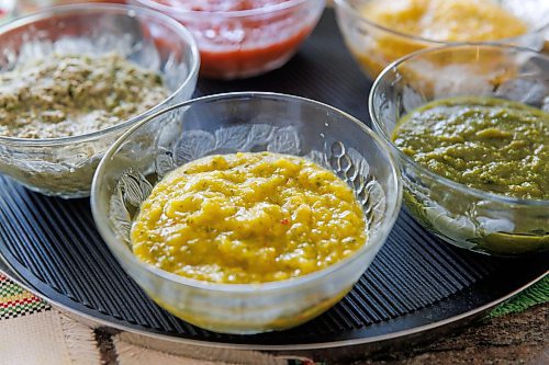 MIKE DEAL / FREE PRESS
Chutneys for Summer Foods
Clockwise from top: Tomato-Strawberry Chutney, Pineapple Chutney, Mint-Cilantro Chutney, Mango Chutney (foreground), and Coconut Chutney.
Reporter: Romona
250630 - Monday, June 30, 2025.