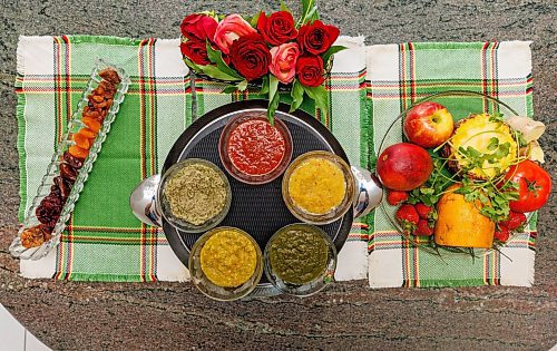 MIKE DEAL / FREE PRESS
Chutneys for Summer Foods
Clockwise from top: Tomato-Strawberry Chutney, Pineapple Chutney, Mint-Cilantro Chutney, Mango Chutney, and Coconut Chutney.
Reporter: Romona
250630 - Monday, June 30, 2025.
