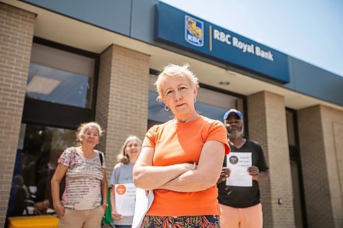 MIKAELA MACKENZIE / FREE PRESS
Cheryl Martens and other concerne residents at the RBC on Sargent Avenue, which is slated to close, in Winnipeg on Monday, June 30, 2025.
For Gabby story.
Winnipeg Free Press 2025